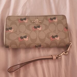 Coach Strawberry Print Wrsitlet